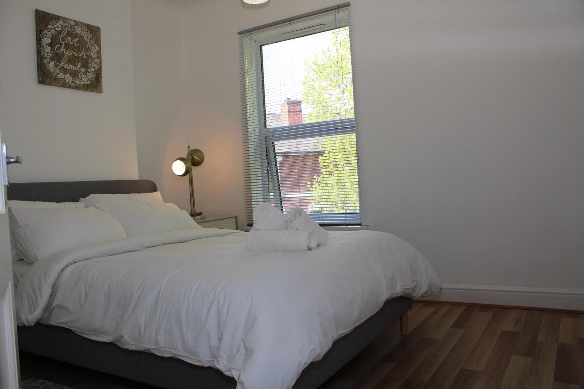 F2S Serviced Apartments 2Bedroom Terrace House With Free Wifi Netflix Suitable For Contractors Walking Distance To Train Station Derby Exterior photo