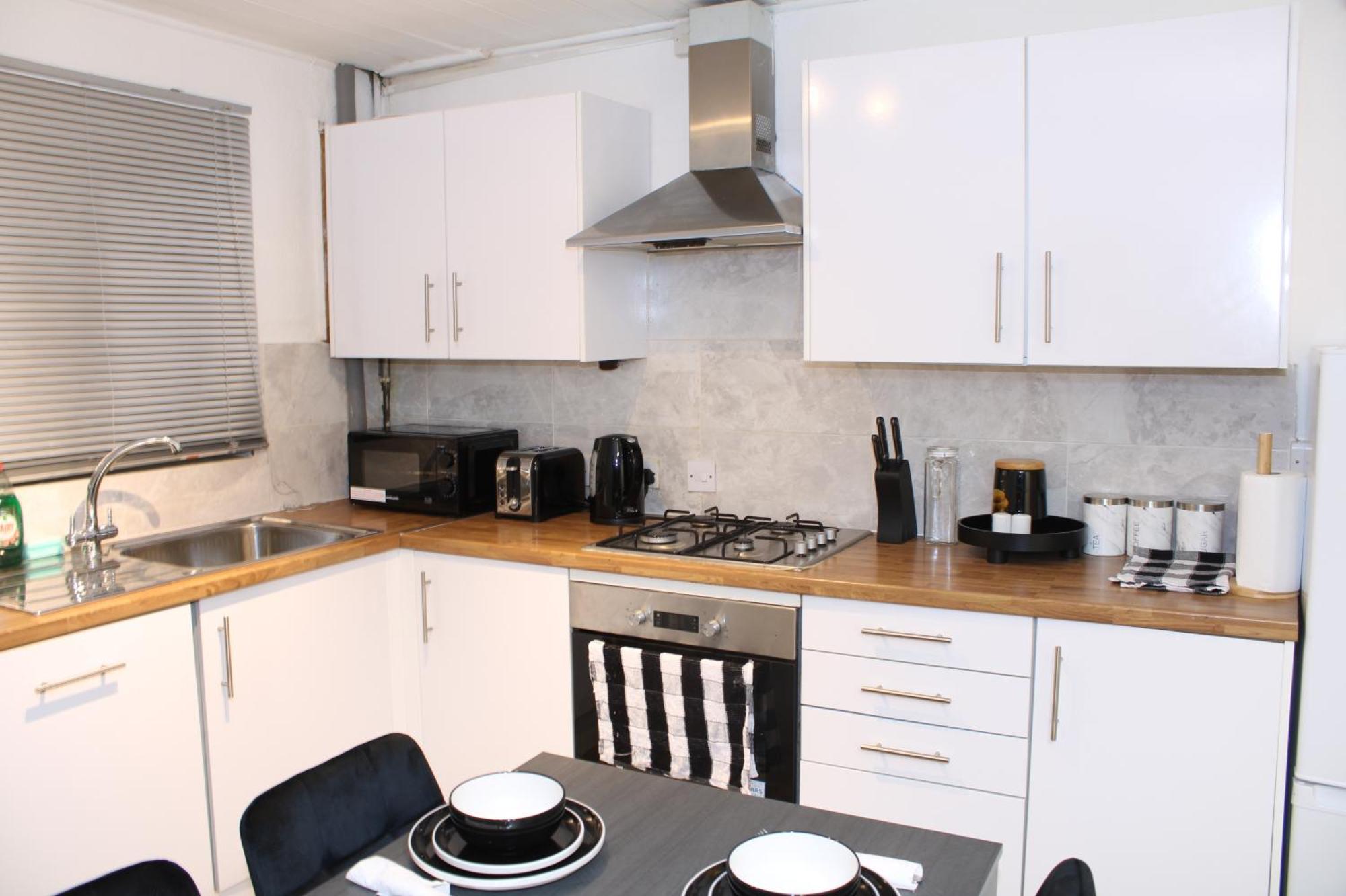 F2S Serviced Apartments 2Bedroom Terrace House With Free Wifi Netflix Suitable For Contractors Walking Distance To Train Station Derby Exterior photo