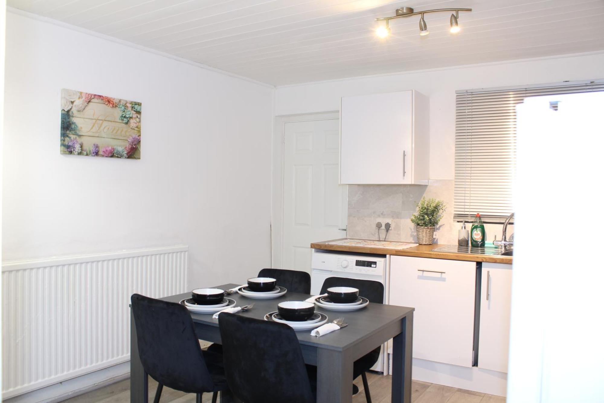 F2S Serviced Apartments 2Bedroom Terrace House With Free Wifi Netflix Suitable For Contractors Walking Distance To Train Station Derby Exterior photo