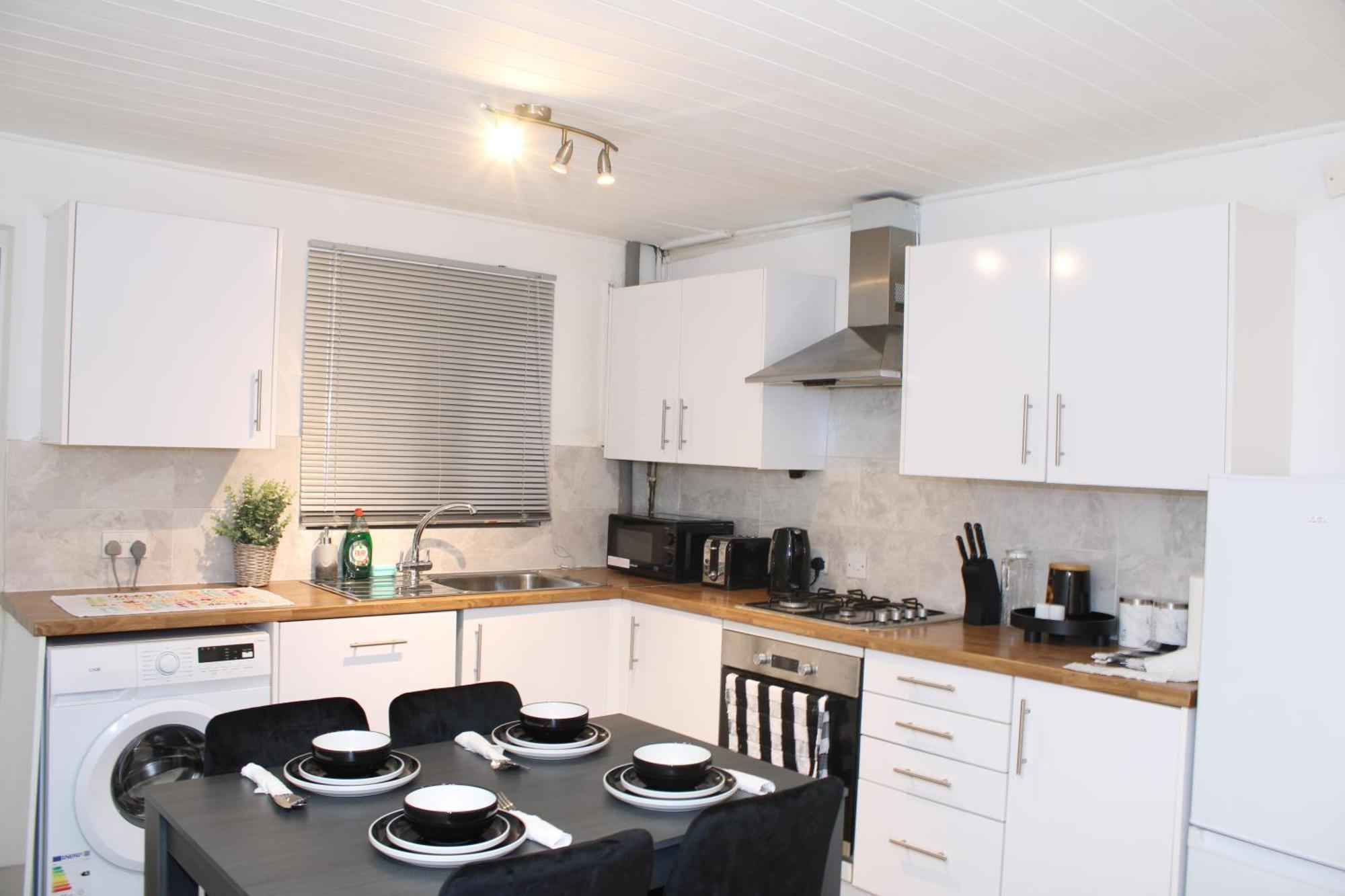 F2S Serviced Apartments 2Bedroom Terrace House With Free Wifi Netflix Suitable For Contractors Walking Distance To Train Station Derby Exterior photo