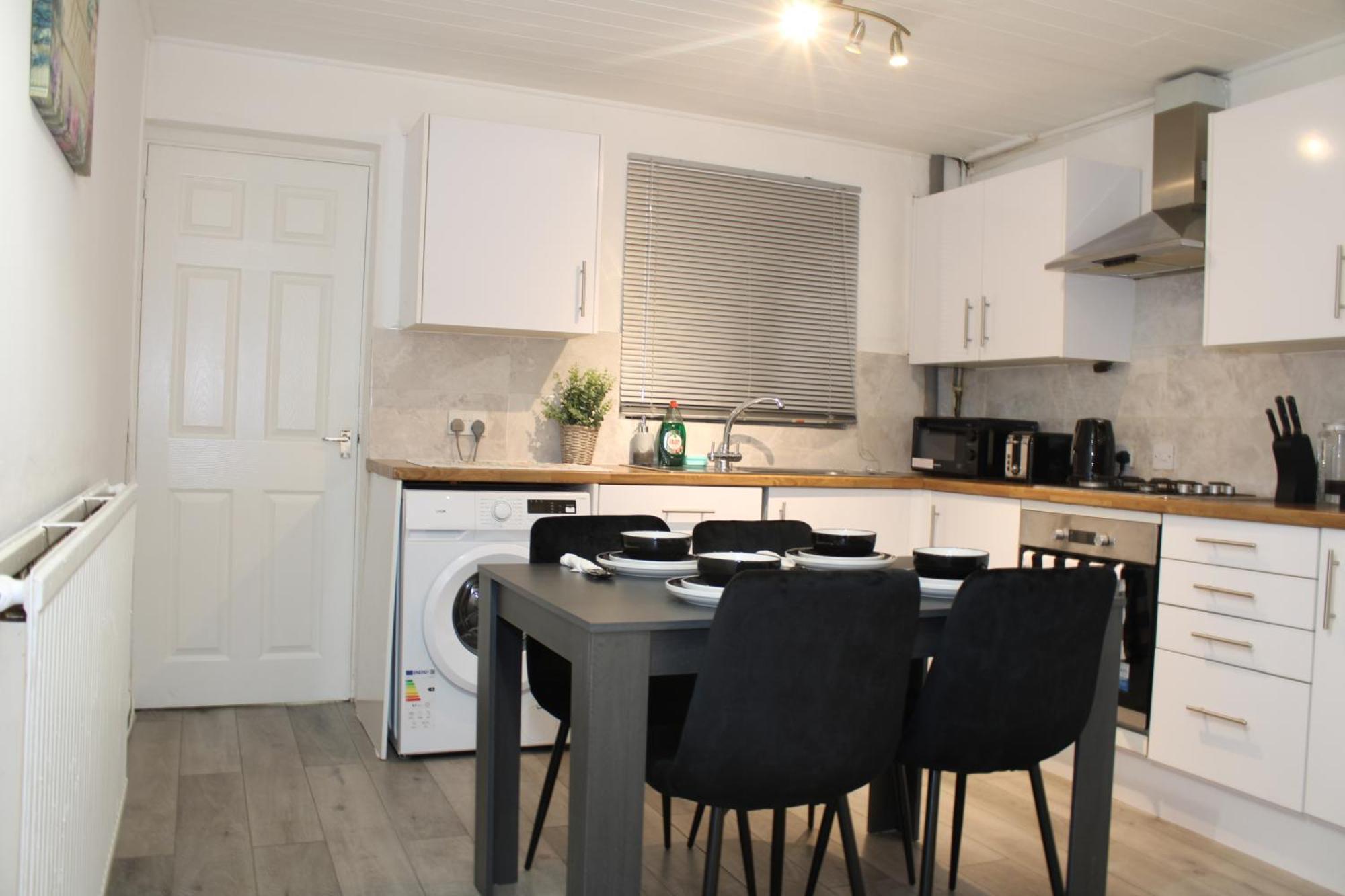 F2S Serviced Apartments 2Bedroom Terrace House With Free Wifi Netflix Suitable For Contractors Walking Distance To Train Station Derby Exterior photo