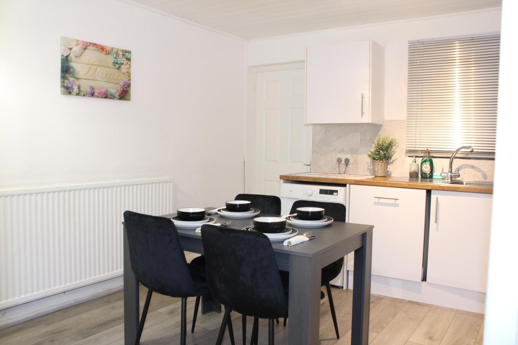 F2S Serviced Apartments 2Bedroom Terrace House With Free Wifi Netflix Suitable For Contractors Walking Distance To Train Station Derby Exterior photo
