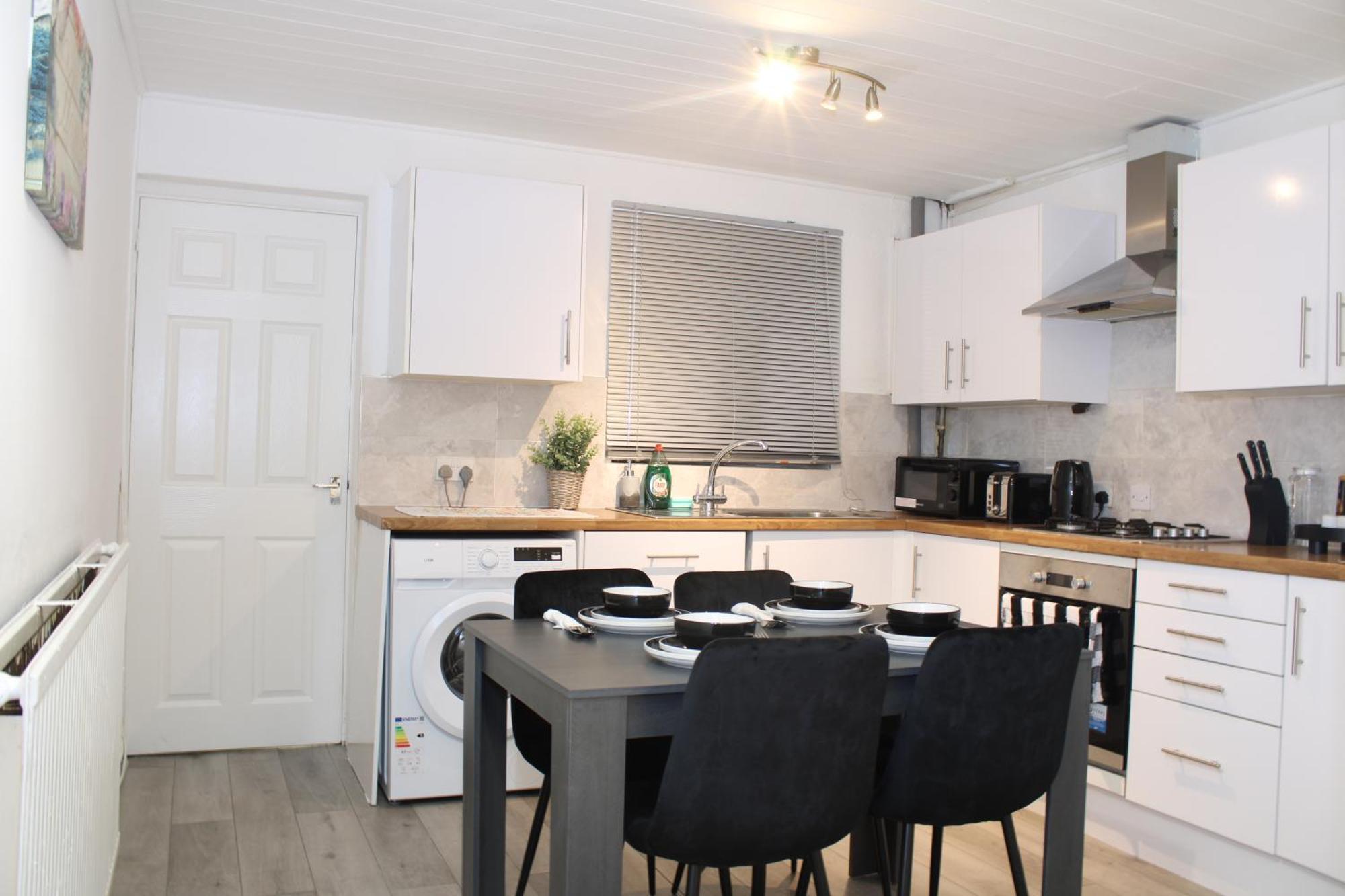 F2S Serviced Apartments 2Bedroom Terrace House With Free Wifi Netflix Suitable For Contractors Walking Distance To Train Station Derby Exterior photo